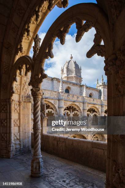 gothic cloisters at the mosteiro dos jerónimos (jerónimos monastery) - abadia mosteiro fotografías e imágenes de stock