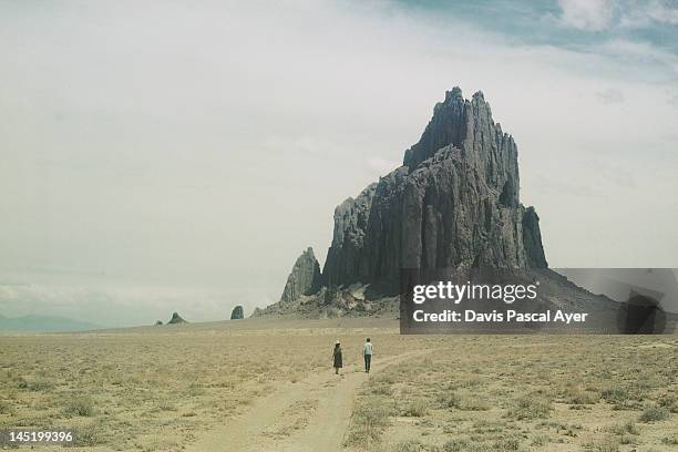 shiprock - felsformation stock-fotos und bilder