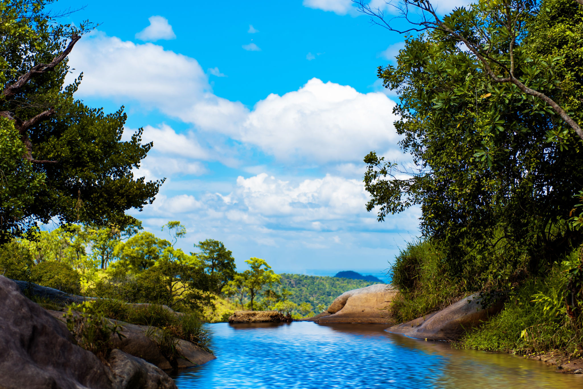 A splendid view of Upper Diyaluma Waterfall, Sri Lanka A splendid view of Upper Diyaluma Waterfall, Sri Lanka