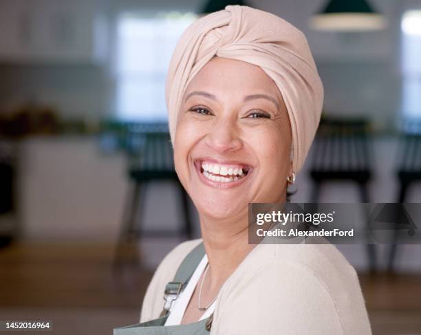 donna musulmana, faccia o risata in turbante alla moda, sciarpa o copricapo tradizionale in casa o nel soggiorno di casa. ritratto, sorriso felice o cosmetici islamici maturi o trucco, stile di tendenza o abiti arabi - older woman happy smile foto e immagini stock