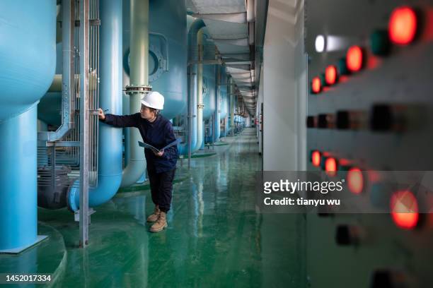 um engenheiro verifica o equipamento na fábrica de produtos químicos - incinerador - fotografias e filmes do acervo
