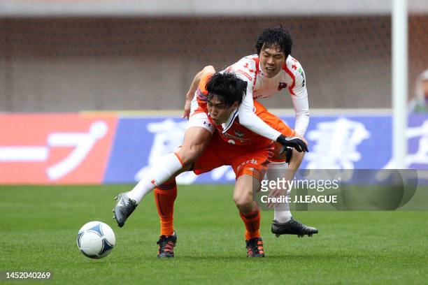 Kisho Yano of Albirex Niigata controls the ball against Kim Young-gwon of Omiya Ardija during the J.League J1 match between Albirex Niigata and Omiya...