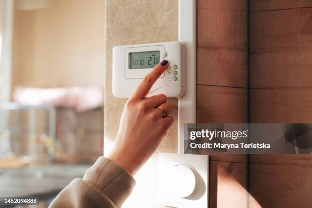 room temperature control thermostat. utilities. gas. rent prices. gas dependency. heating. - wohnungsumzug stock-fotos und bilder