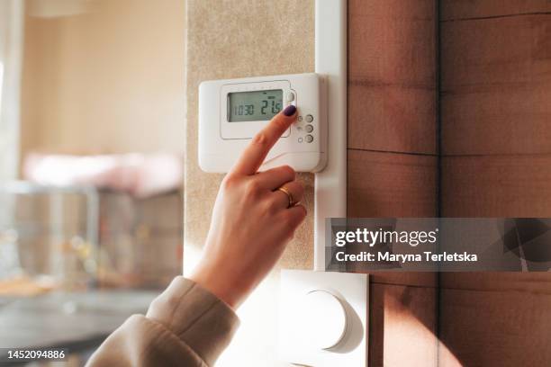 room temperature control thermostat. utilities. gas. rent prices. gas dependency. heating. - thermostat fotografías e imágenes de stock