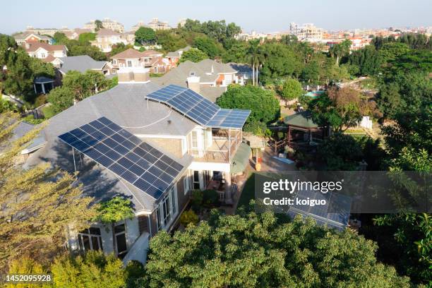 close-up of villa roof with solar panels - einfamilienhaus modern stock-fotos und bilder
