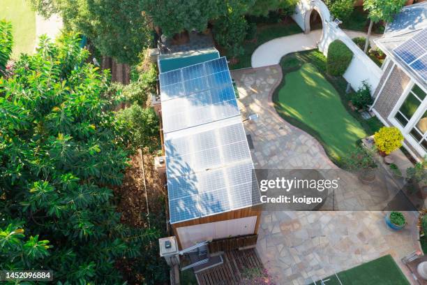 close-up of villa roof with solar panels - einfamilienhaus mit solarzellen stock-fotos und bilder