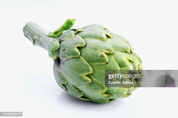 close-up shot of an artichoke "de tudela", isolated on white background - artischocke stock-fotos und bilder