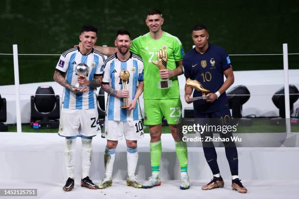 Individual trophy winners Enzo Fernandez, Young Player of the Tournamnet, Lionel Messi, Player of the Tournament, Emiliano Martinez, Golden Glove and...