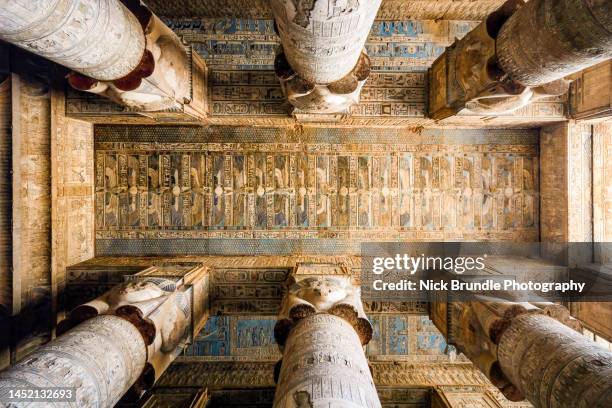 hypostyle hall, hathor temple, dendera, egypt. - templo antigo egipto imagens e fotografias de stock