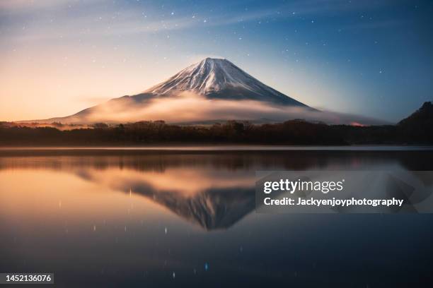 fuji mountain reflection with morning sunrise in autumn, shoji lake, japan - mount fuji 個照片及圖片檔