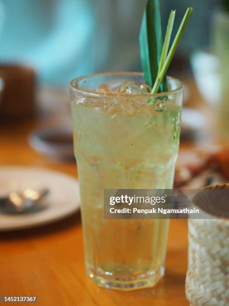 lemongrass juice in a clear glass - lemongrass stockfoto's en -beelden