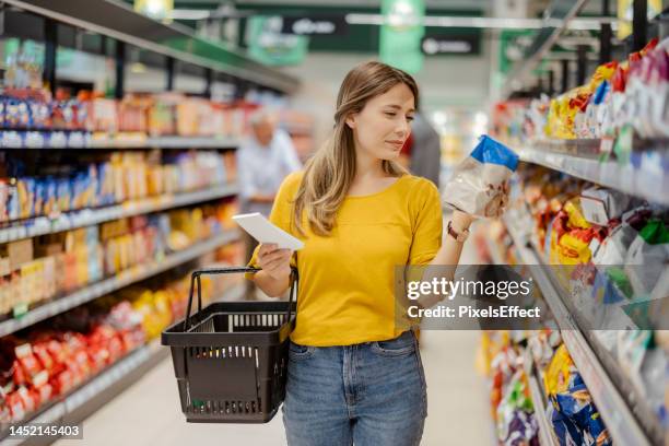 donna che fa shopping al mercato - female supermarket foto e immagini stock