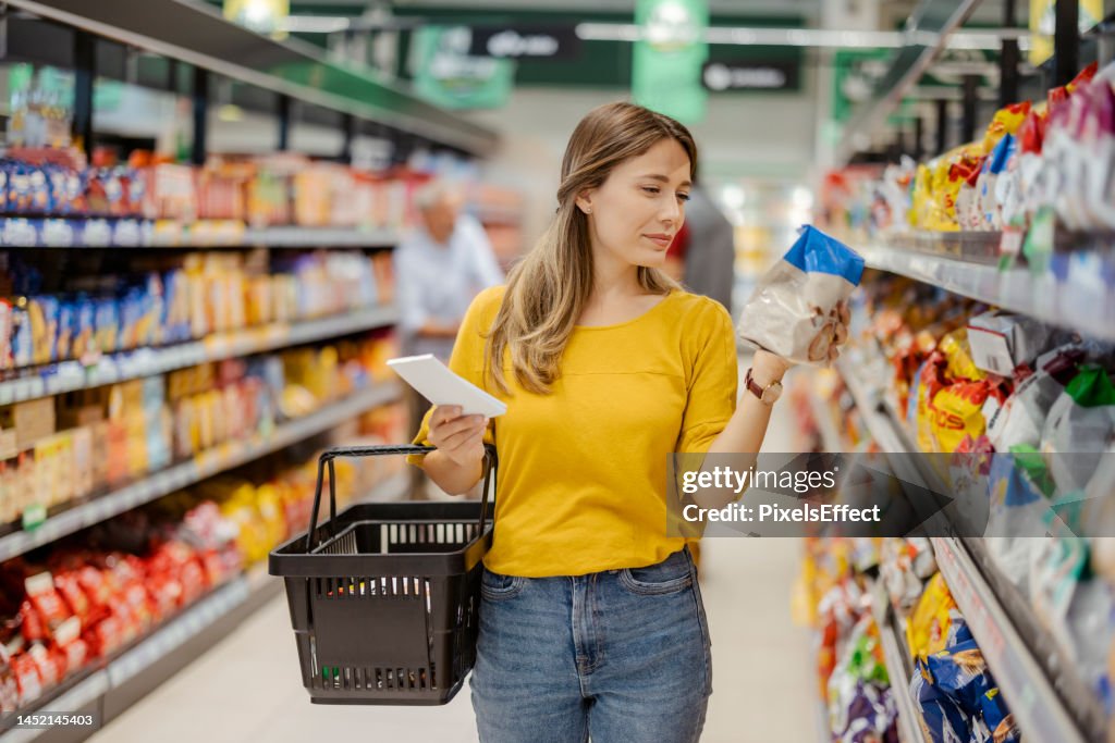 市場で買い物をする女性
