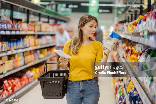 woman doing shopping at market - buying 個照片及圖片檔