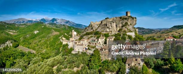 roccascalegna village in abruzzo, italy - abruzzo stock pictures, royalty-free photos & images
