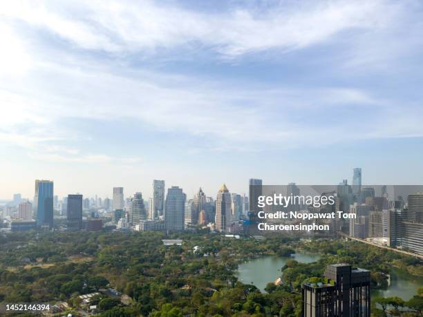 high angle view of downtown bangkok (sathorn and silom district) with lumpini park in the morning, bangkok, thailand, southeast asia - silom foto e immagini stock