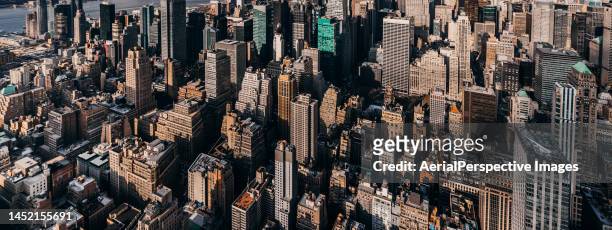 aerial view of manhattan buildings - rooftop new york photos et images de collection