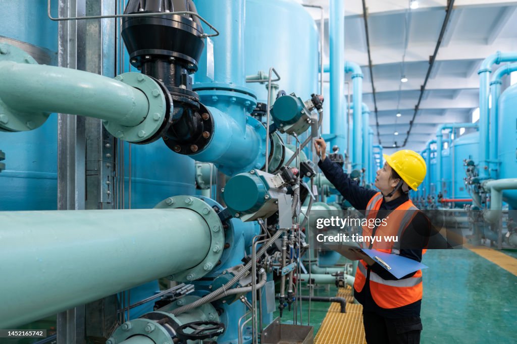 アジアの女性エンジニアが化学プラントの設備を点検