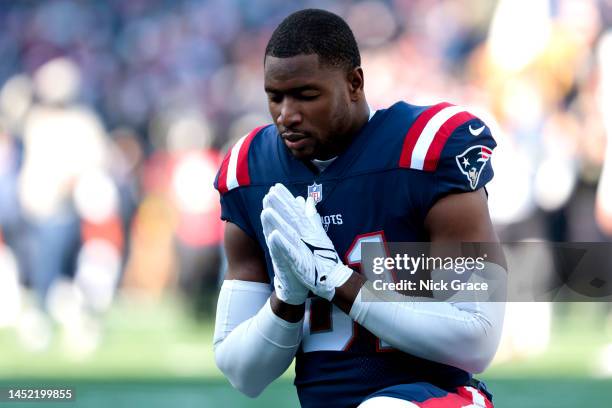 Jonnu Smith of the New England Patriots takes a moment during pregame against the Cincinnati Bengals at Gillette Stadium on December 24, 2022 in...