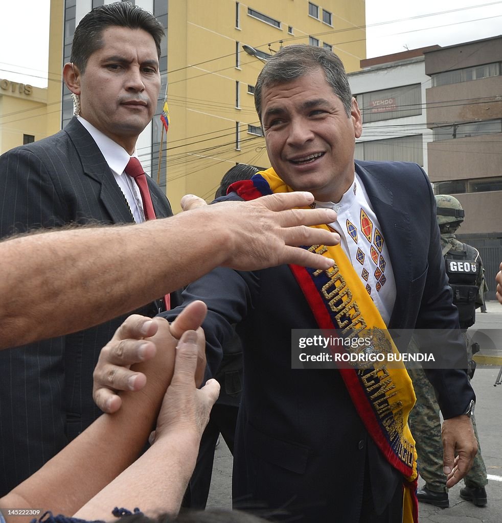 Ecuadorean President Rafael Correa (R) i