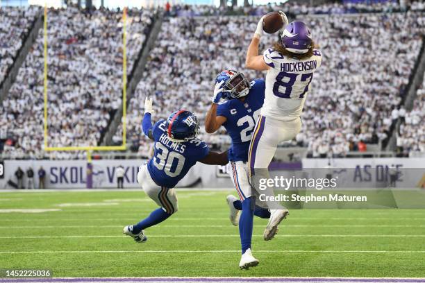 Hockenson of the Minnesota Vikings catches a touchdown pass over Darnay Holmes of the New York Giants and Julian Love of the New York Giants during...