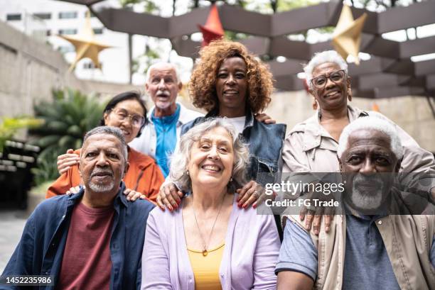 retrato de amigos seniores ao ar livre - 70 anos - fotografias e filmes do acervo