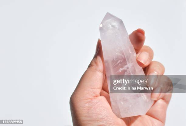 woman holding quartz crystal tower - quartz stockfoto's en -beelden