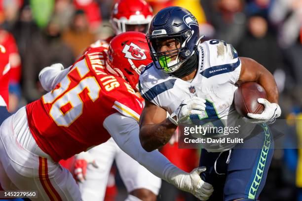 Kenneth Walker III of the Seattle Seahawks runs past George Karlaftis of the Kansas City Chiefs during the second quarter at Arrowhead Stadium on...