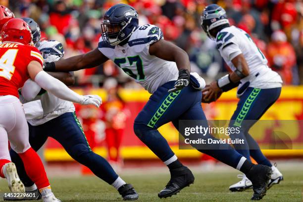 Charles Cross of the Seattle Seahawks prepares to block during the third quarter against the Kansas City Chiefs at Arrowhead Stadium on December 24,...