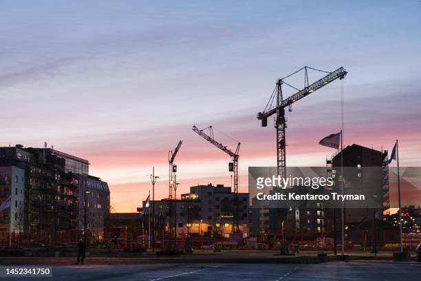 construction site in a big city in twilight. - öresundregion stock-fotos und bilder