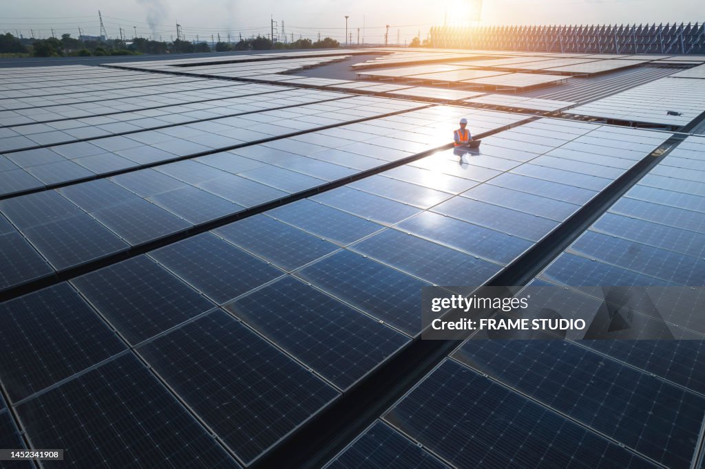 Power engineer Checking and installing Maintenance and maintenance of solar cell panels installed on the roof to prevent damage and can be used to replace traditional electricity. Solar energy is a clean energy and reduces global warming, reducing the cos