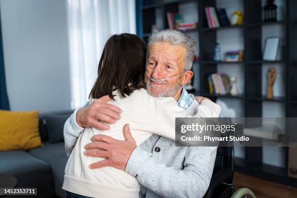 niña y su abuelo abrazando - tubo de oxígeno fotografías e imágenes de stock