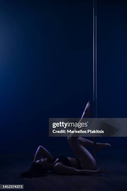 pole dancer - pole dancing stock pictures, royalty-free photos & images