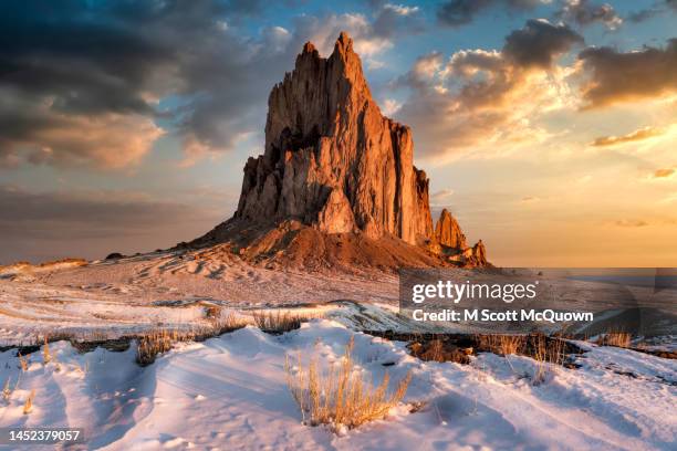 ship rock at sunrise - shiprock 個照片及圖片檔