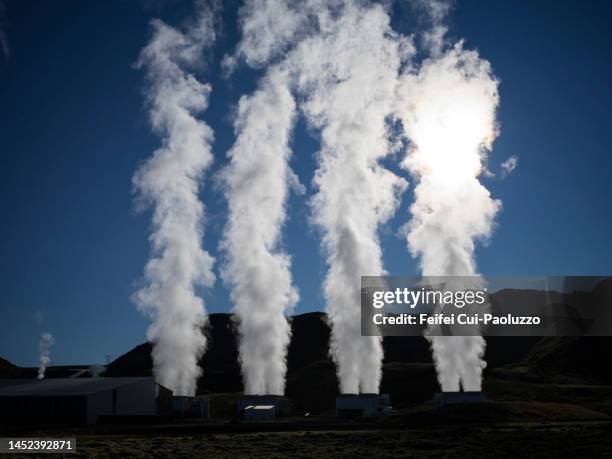 steam at hellisheiði power station, iceland - geothermische centrale stockfoto's en -beelden