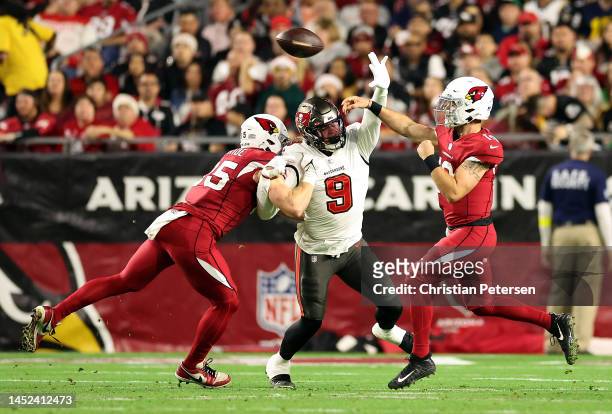 Trace McSorley of the Arizona Cardinals passes during the 1st quarter of the game against the Tampa Bay Buccaneers at State Farm Stadium on December...