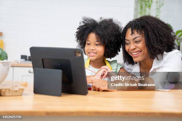 portrait of a smart 7 year old african american schoolboy studying computer - 20 to 35 year old in class foto e immagini stock