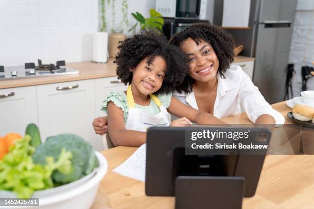 portrait of a smart 7 year old african american schoolboy studying computer - 20 to 35 year old in class foto e immagini stock