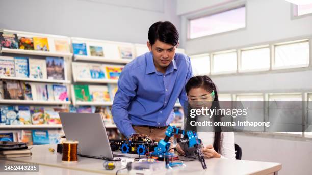 science and technology learning class , student learning with robot learning kit on scient class - robot teacher stock pictures, royalty-free photos & images