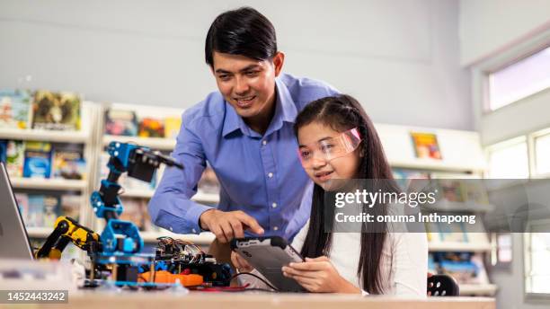 science and technology learning class , student learning with robot learning kit on scient class - robot teaching stock pictures, royalty-free photos & images