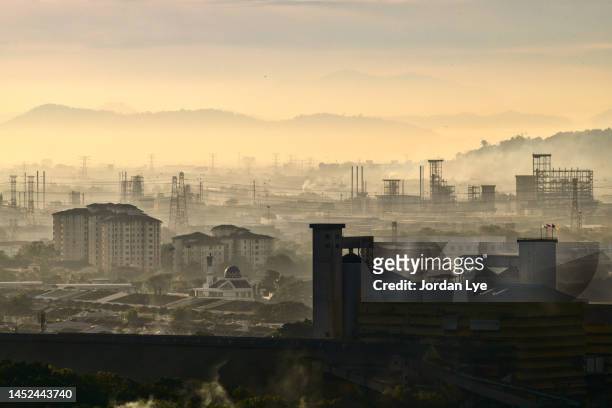 city with pollution problem - air pollution photos et images de collection