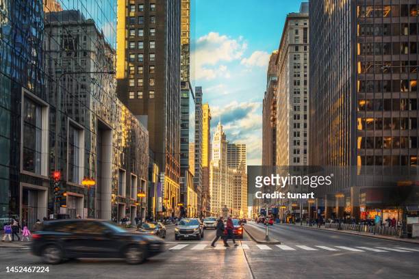 street in financial district of chicago - downtown chicago imagens e fotografias de stock