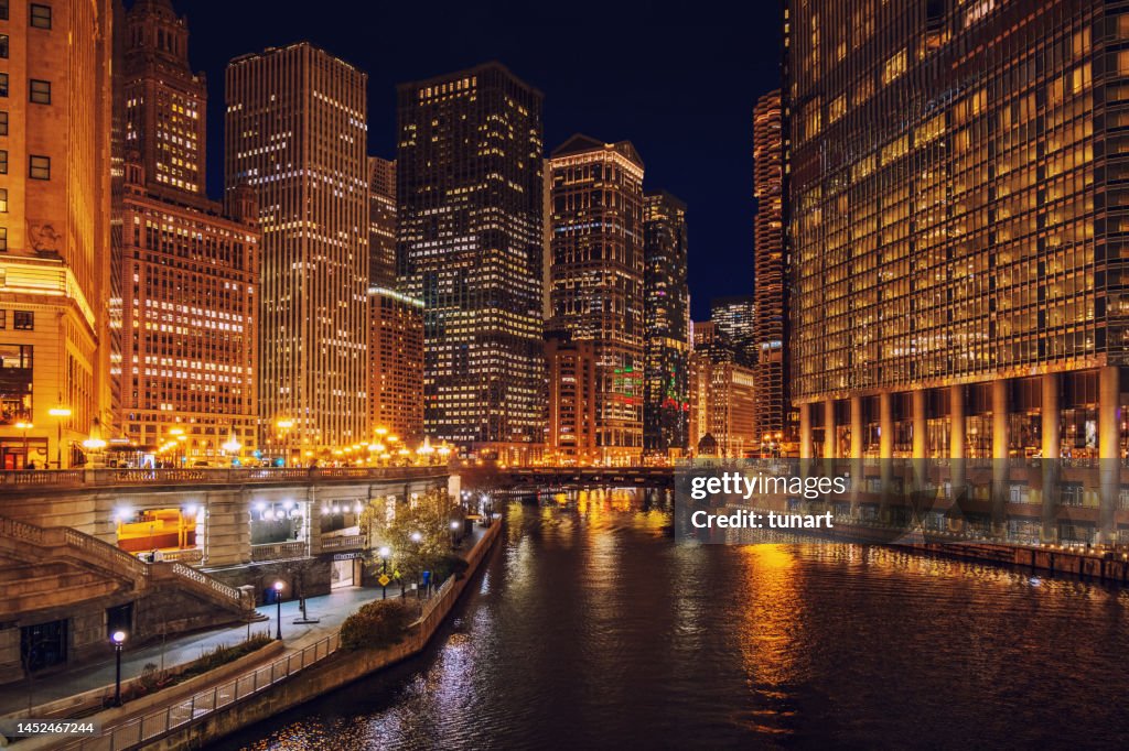 Río Chicago en la noche