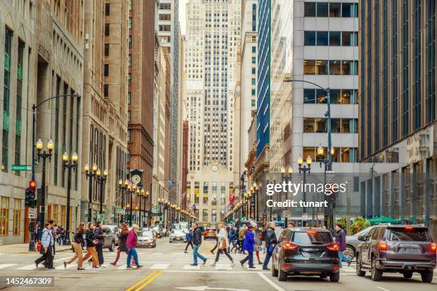 straße im finanzviertel von chicago - stadtzentrum stock-fotos und bilder