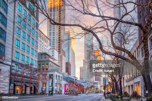 michigan avenue in early morning light - downtown chicago imagens e fotografias de stock