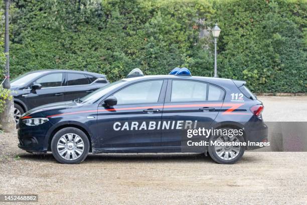 carabinieri in florenz in der toskana, italien - carabinieri stock-fotos und bilder