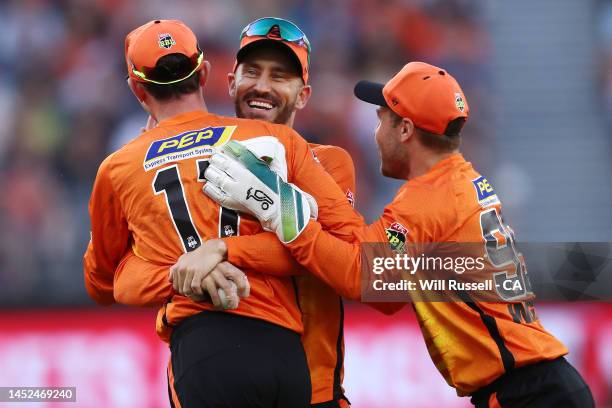 Faf du Plessis of the Scorchers takes a catch to dismiss Henry Hunt of the Strikers off the bowling of Jason Behrendorff of the Scorchers during the...