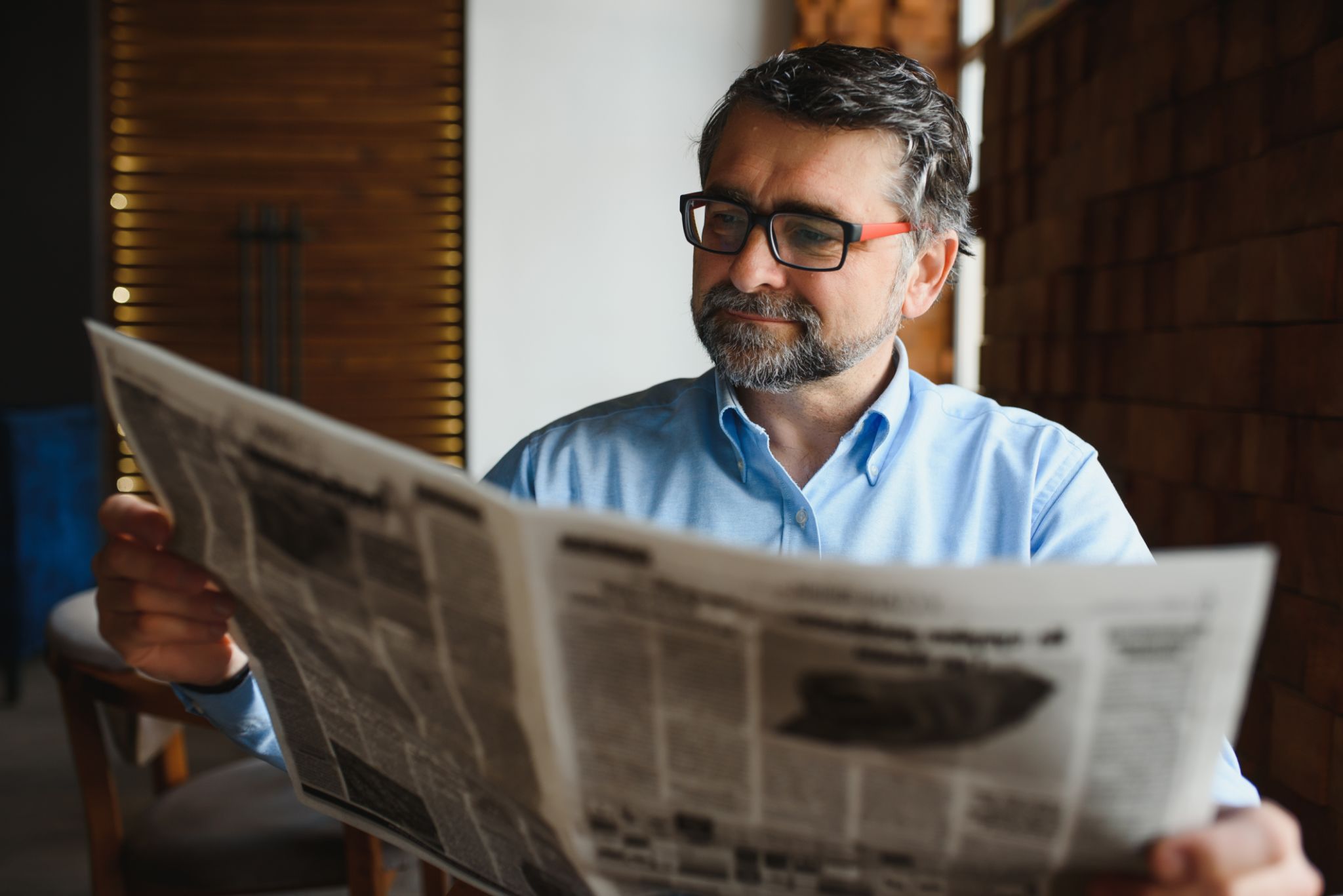 investor reading news