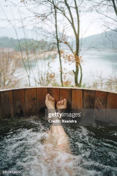 pov weiblicher füße im whirlpool im freien - female feet at spa stock-fotos und bilder