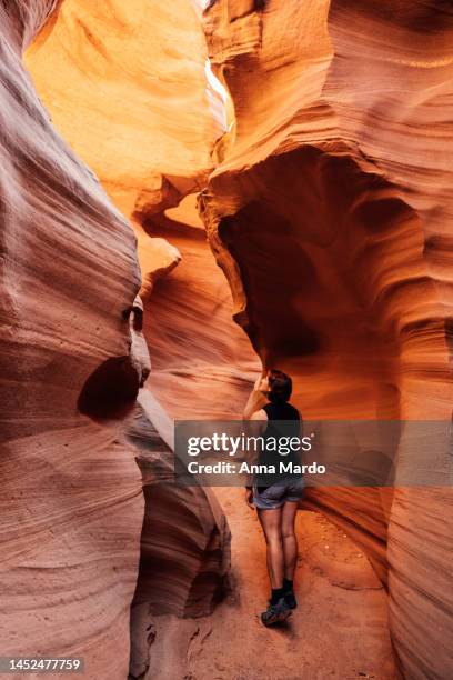 women walking around antelope canyon - cañón del antílope inferior fotografías e imágenes de stock